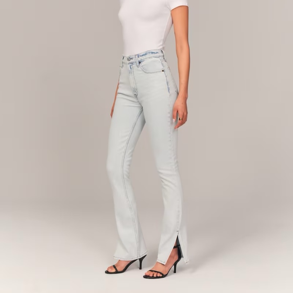 ✨ Abercrombie & Fitch Light Wash Flare Jeans ✨
